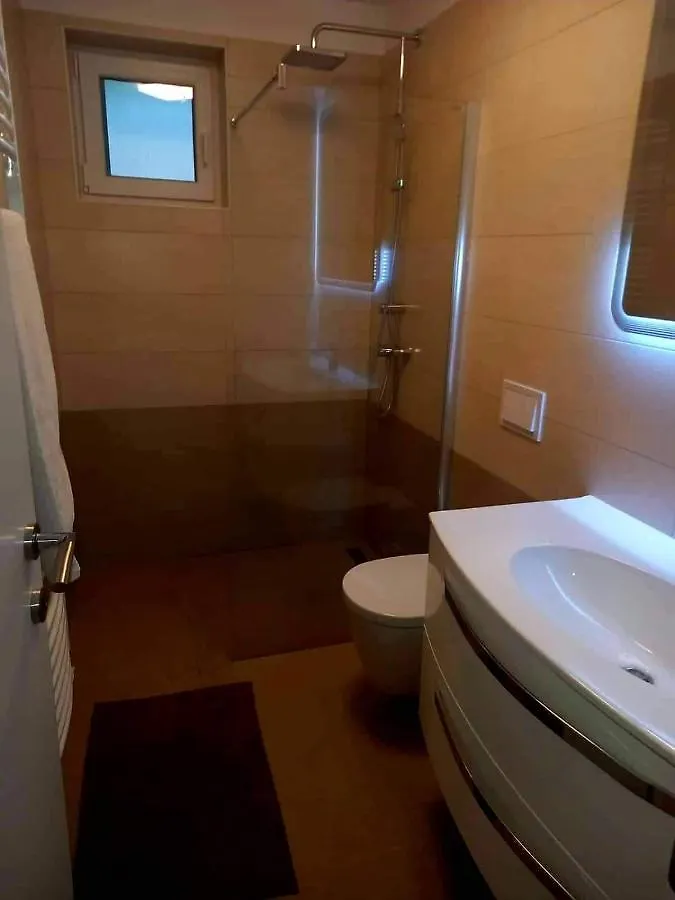 Paula Apartmani Mundanije 0*,