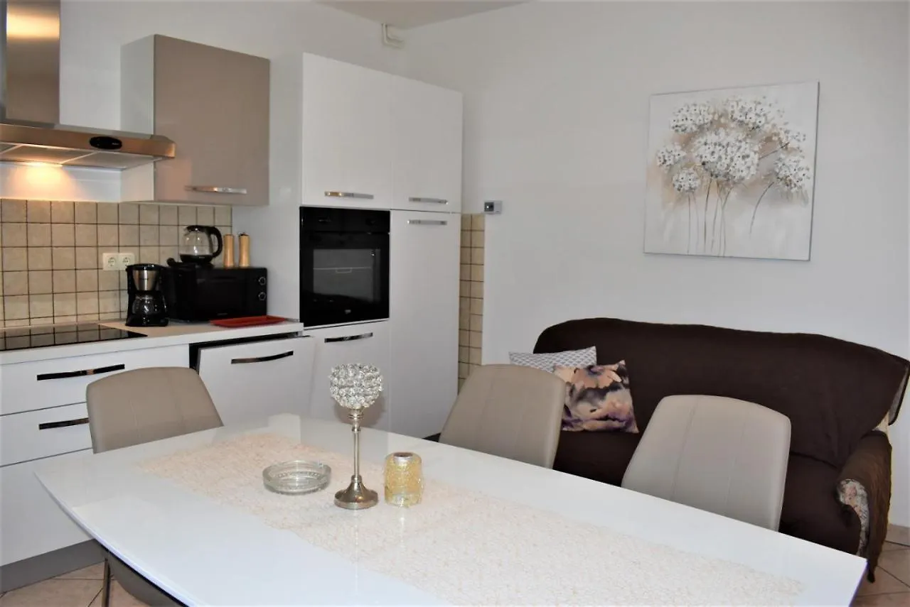 Paula Apartmani Mundanije 0*,