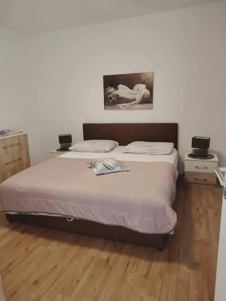 Paula Apartmani Mundanije 0*,