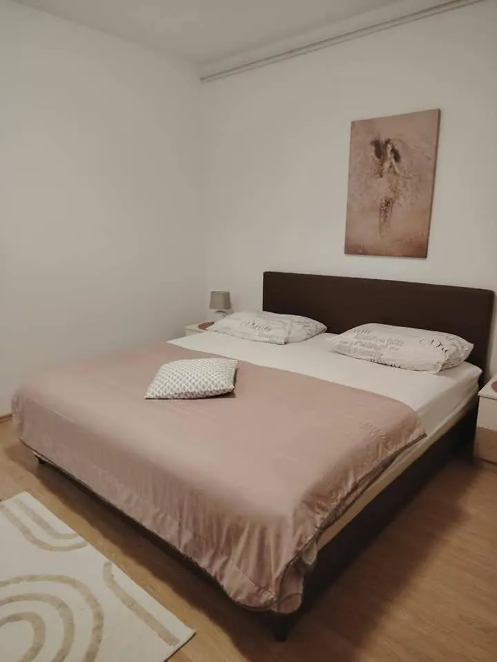 Paula Apartmani Mundanije